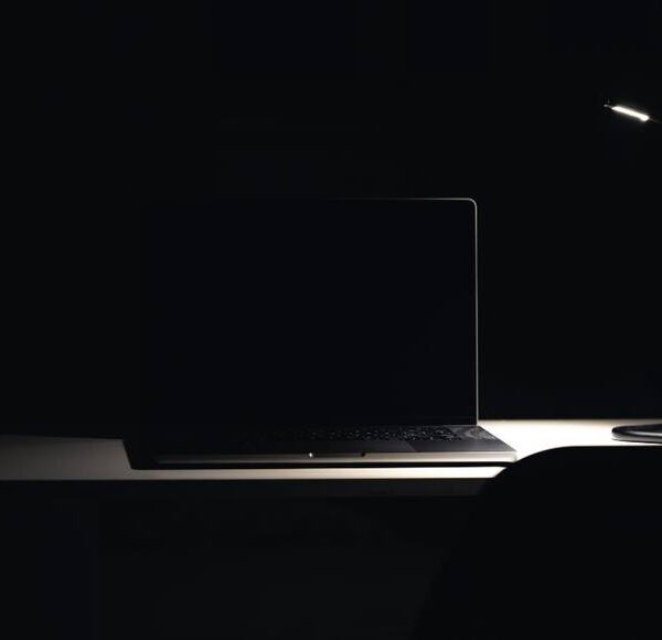 Lo schermo rimane nero dopo l’avvio del laptop: tutte le soluzioni per risolvere il problema